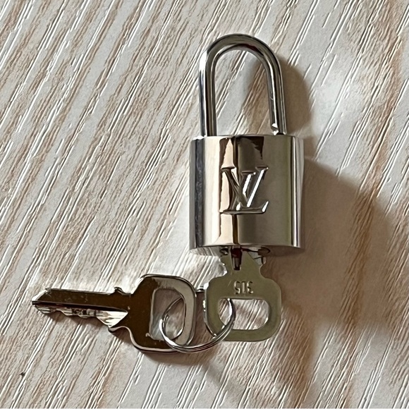 LV Silver-tone lock & keys(2) #315 - Picture 1 of 7
